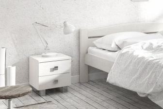 Nočný stolík z masívu Leontýna - smrek/ biela