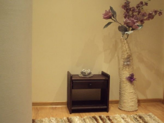 Nočný stolík z masívu Vilma - orech